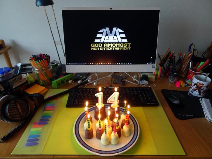 Mein Schreibtisch als Zentrale des Wahnsinns und Schaumküsse mit Kerzen :)